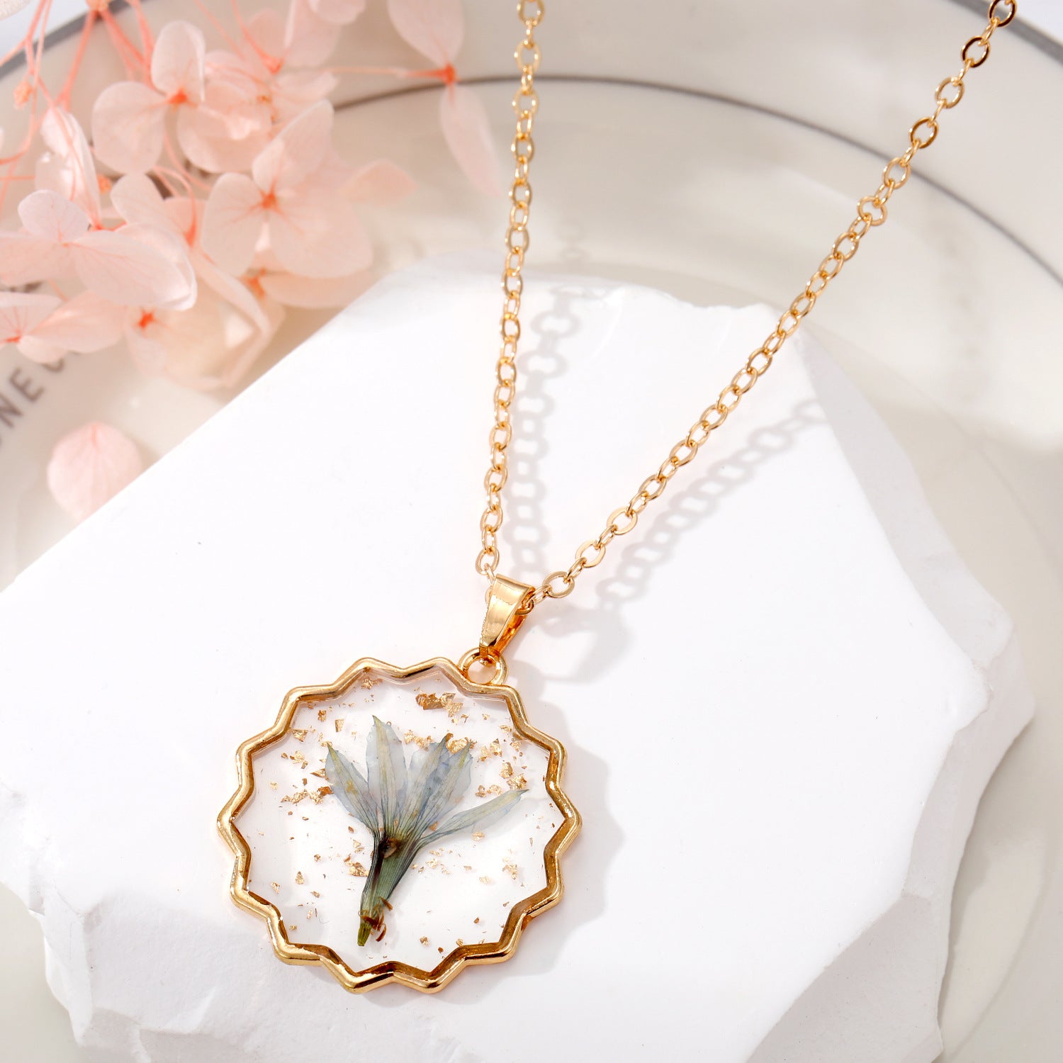 Wholesale Bohemian natural dried flower polygonal epoxy pendant necklace